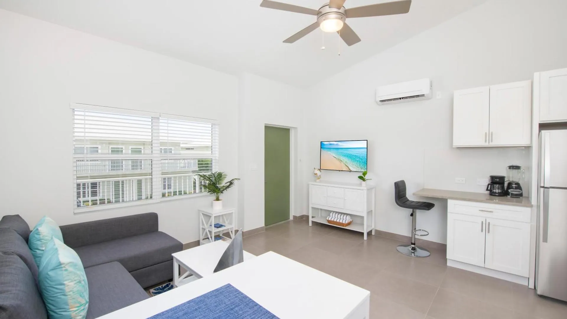 Summertime Suites #50 West Bay Cayman Adaları