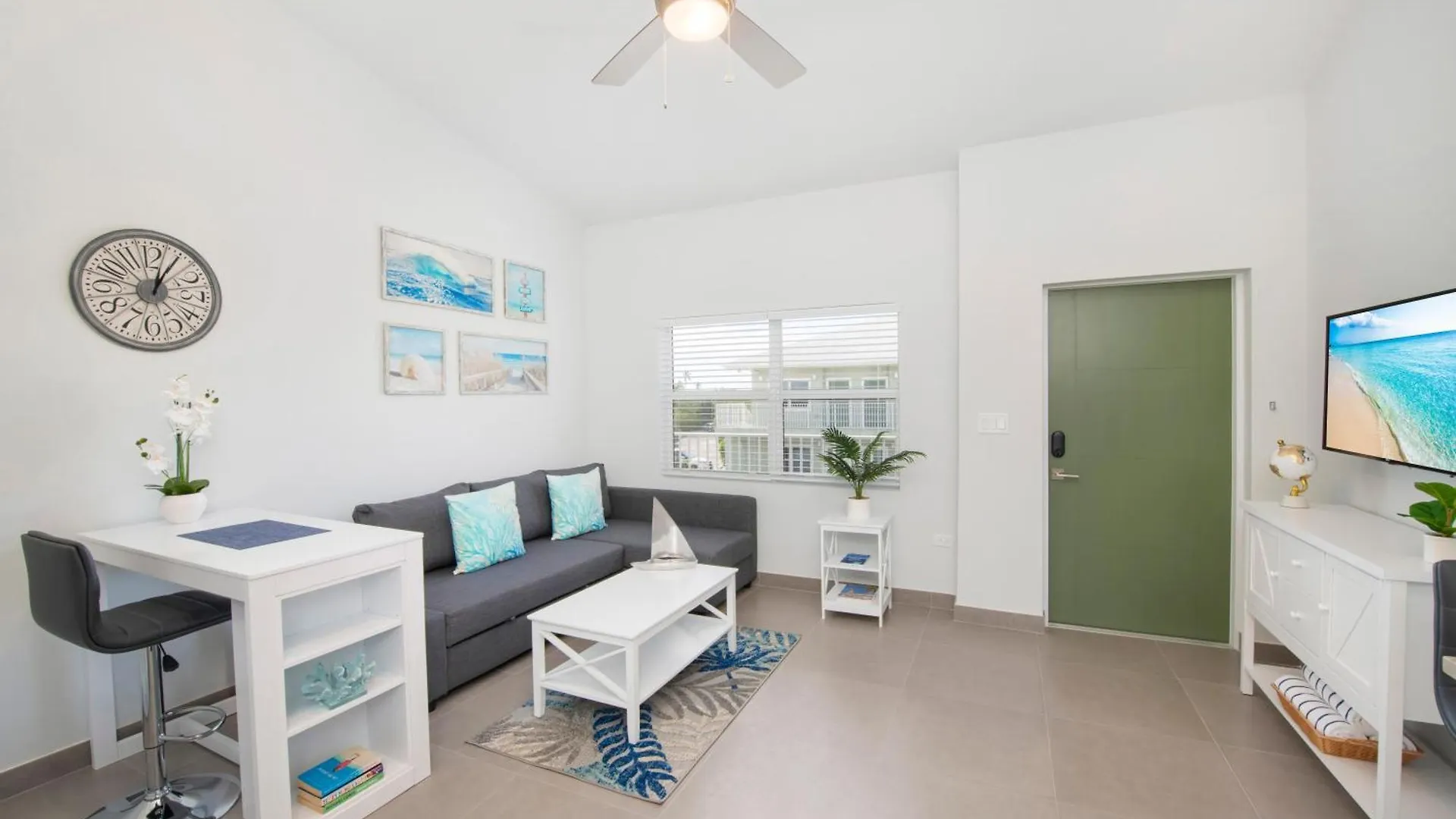 Summertime Suites #50 West Bay 0*,  Cayman Adaları